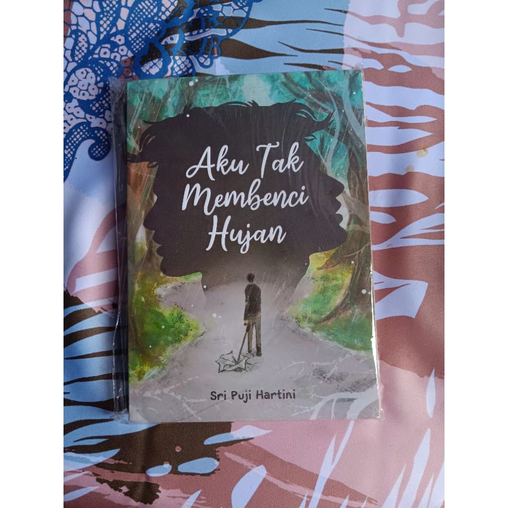 PRELOVED Novel Aku Tak Membenci Hujan