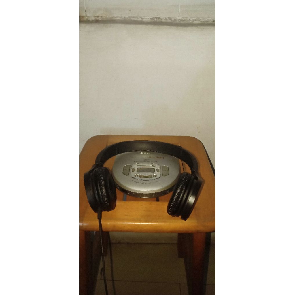 Portabel video CD player D-V55 SONY VIDEO CD DISCMAN ESP bisa di bawa kemana mana siap dengarkan mus