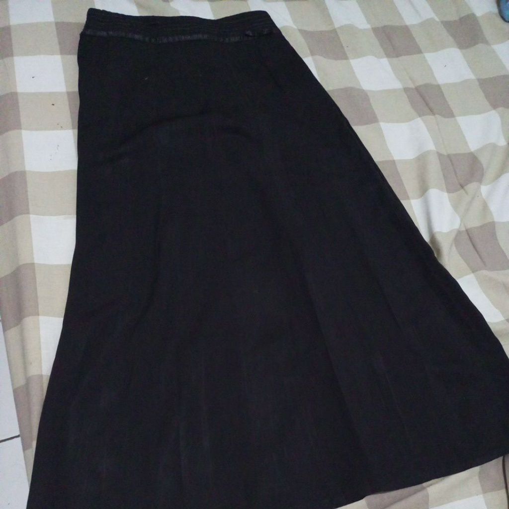 pl rok hitam panjang bahan licin,tebal,jatuh