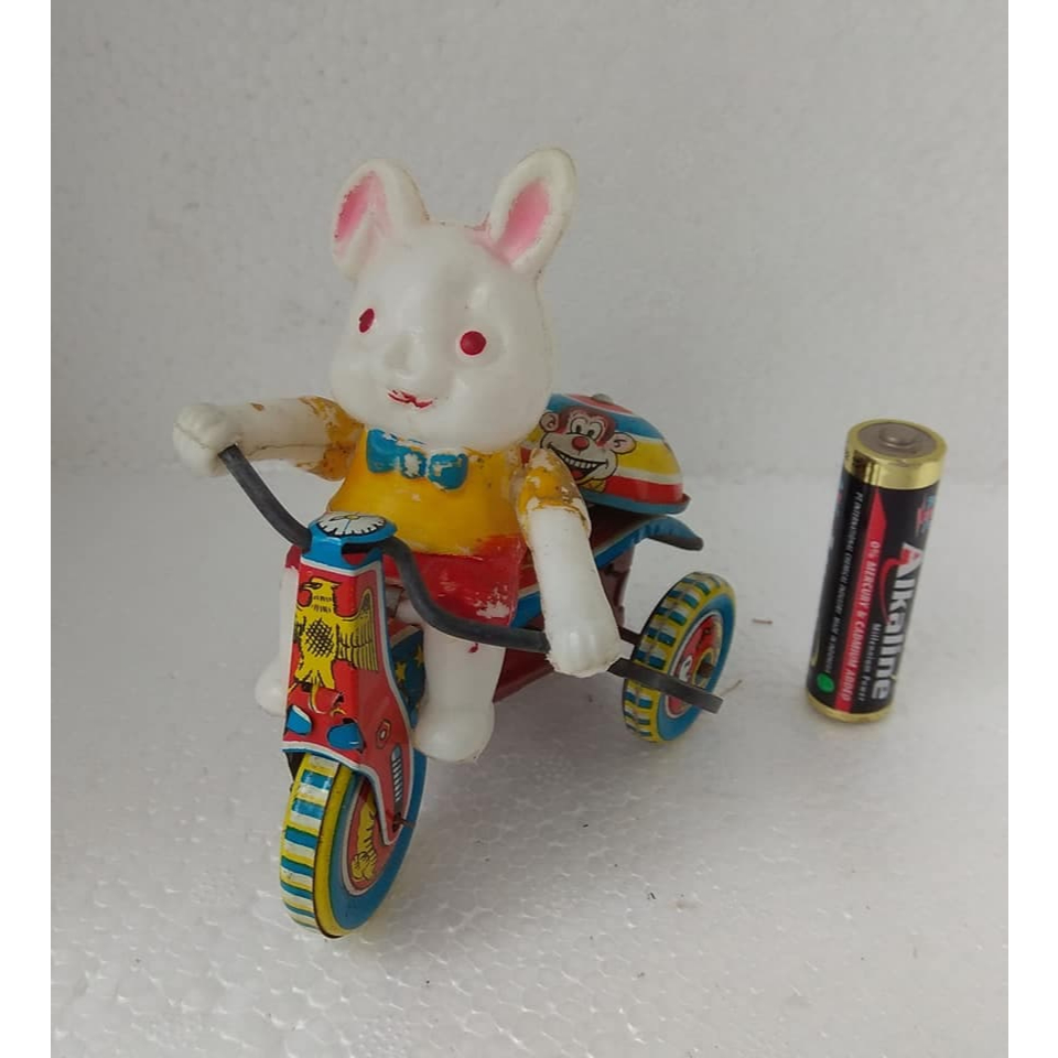 pajangan mainan jadul rabbit riding tricycle japan 1950