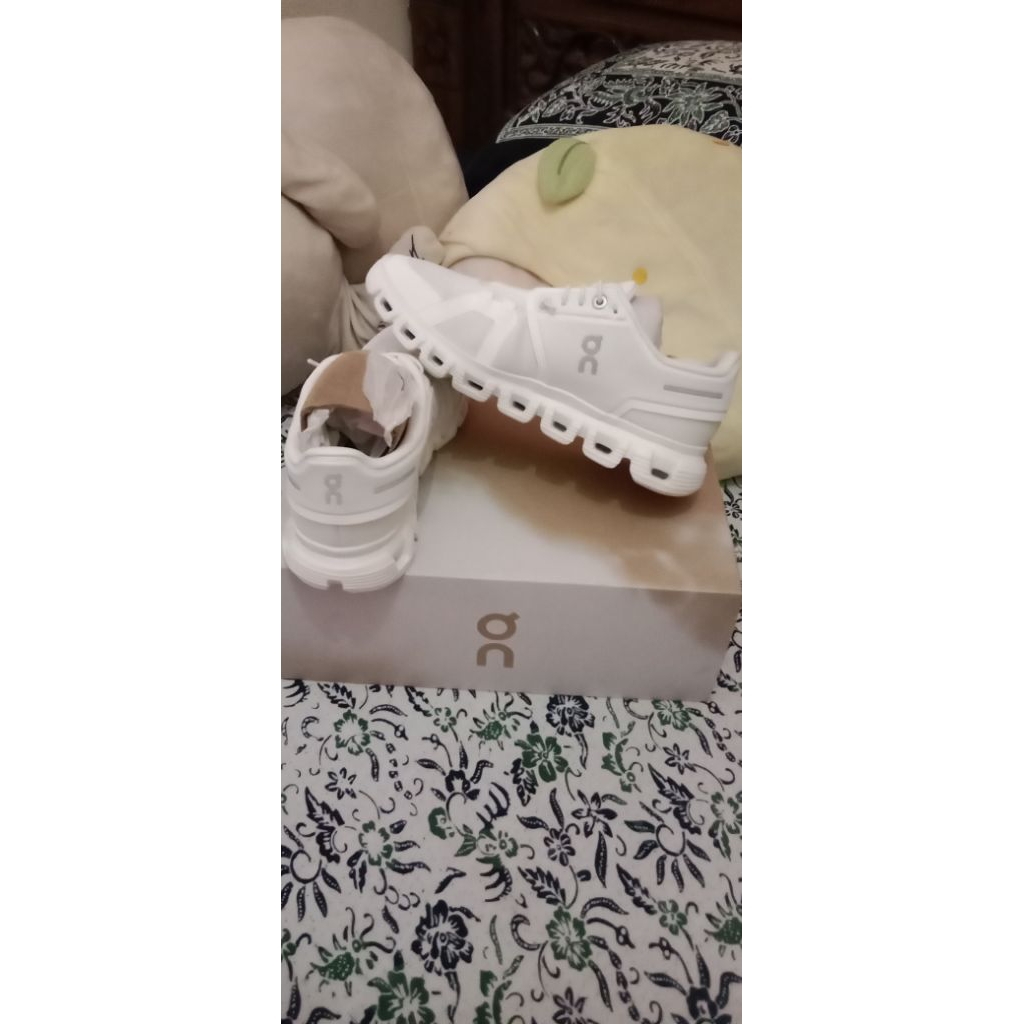 On Cloud shoes white trainning