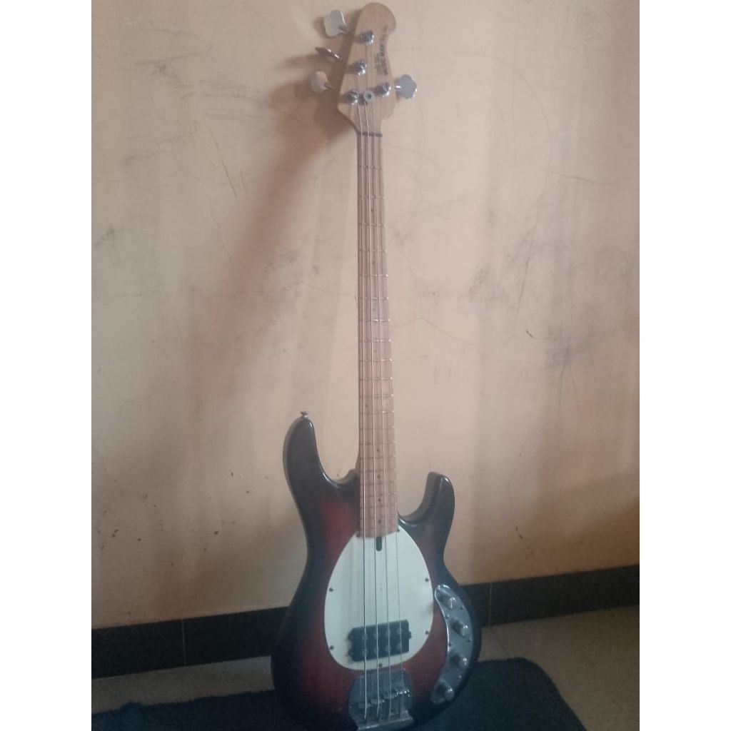 gitar bass musicman custom