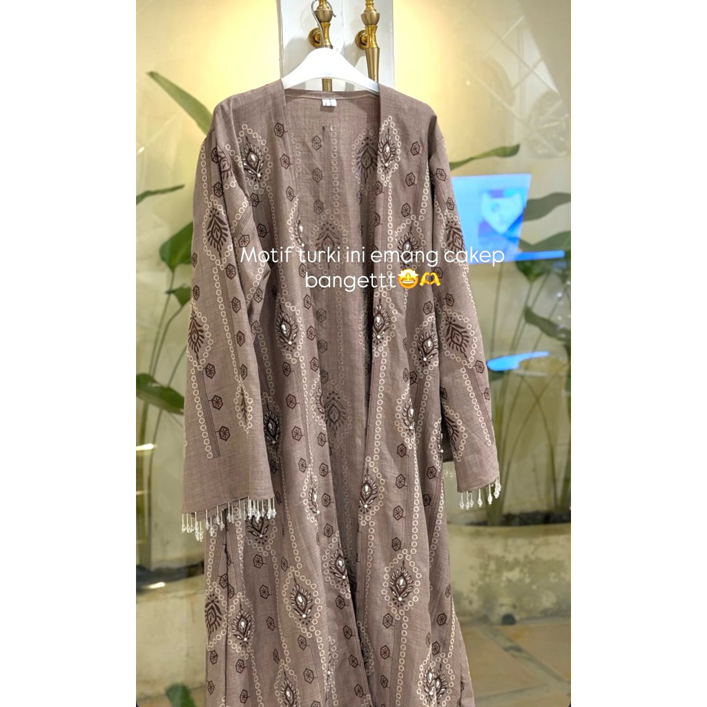 OUTER ABAYA TURKI WARNA MOCCA BRAND WEARING ABAYA
