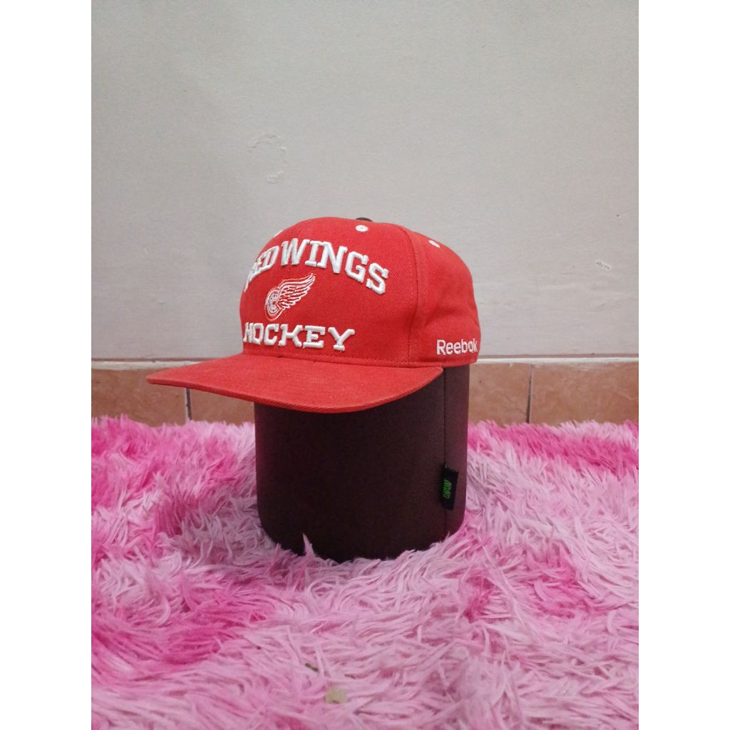 Topi Detroit Red Wings dari Reebok Center Ice Collection