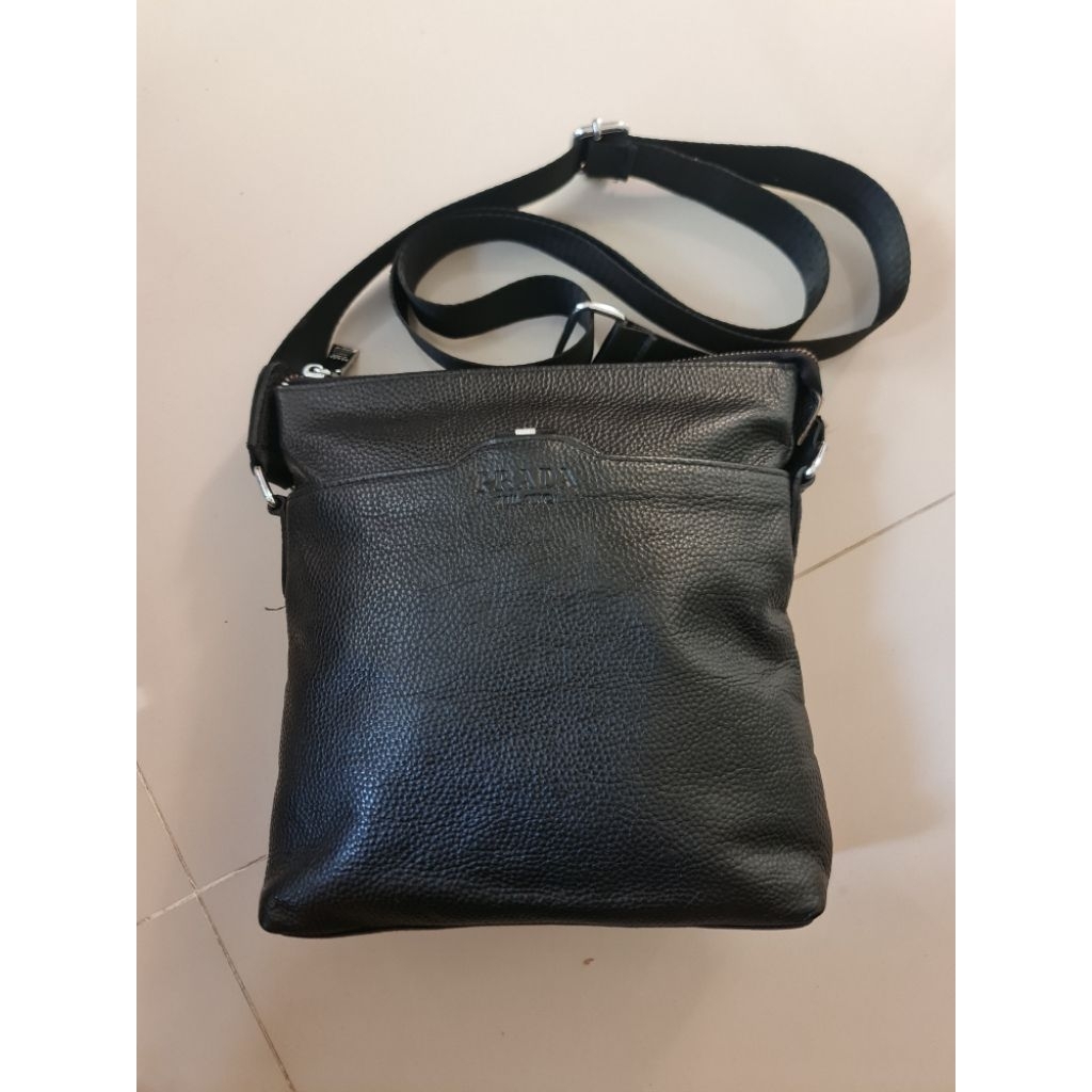 116. Tas Sling Bag Pria Prada Milano Black
Mantan / Bekas / Second

Size : 23cm x 4cm × 25cm

Kulit 