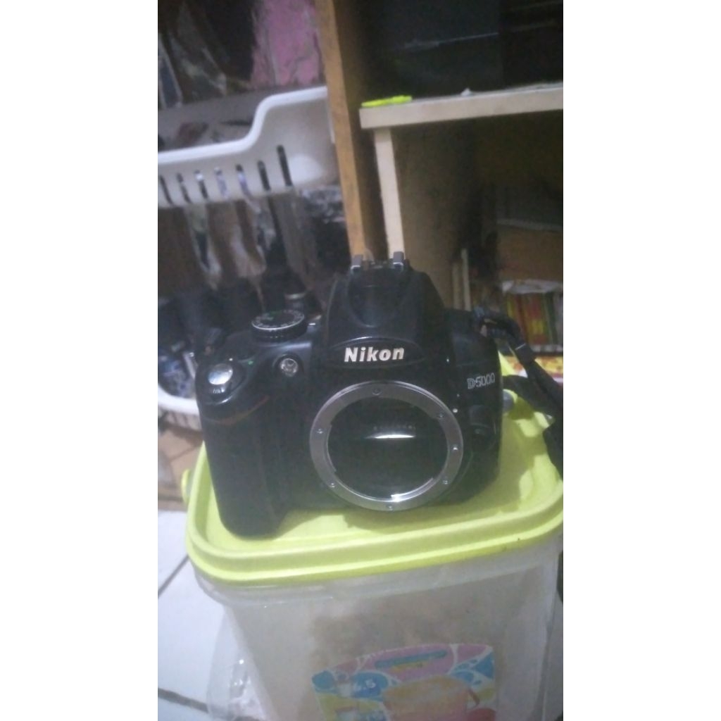 Body only nikon d5000 layar flip minus lcd vignet