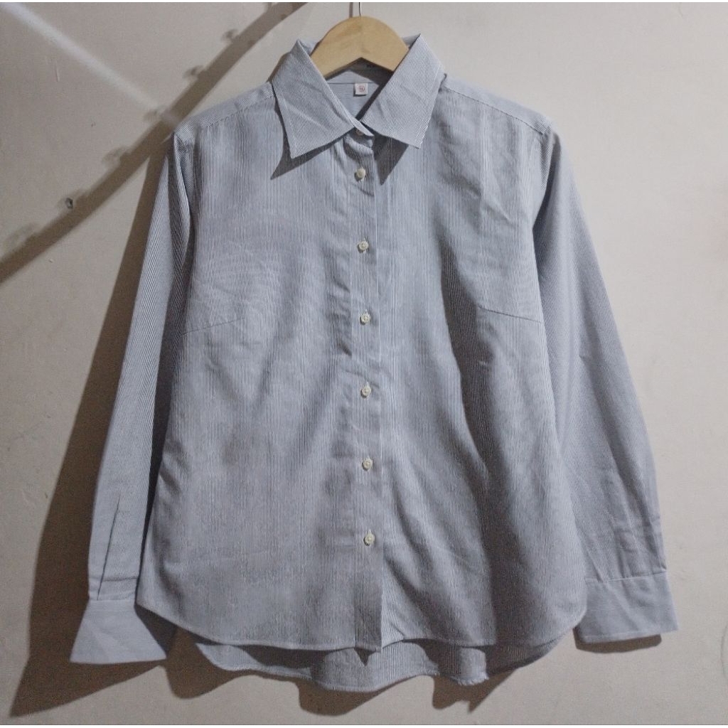 Uniqlo Kemeja SlimFit Wanita Motif Salur Warna Abu& Putih