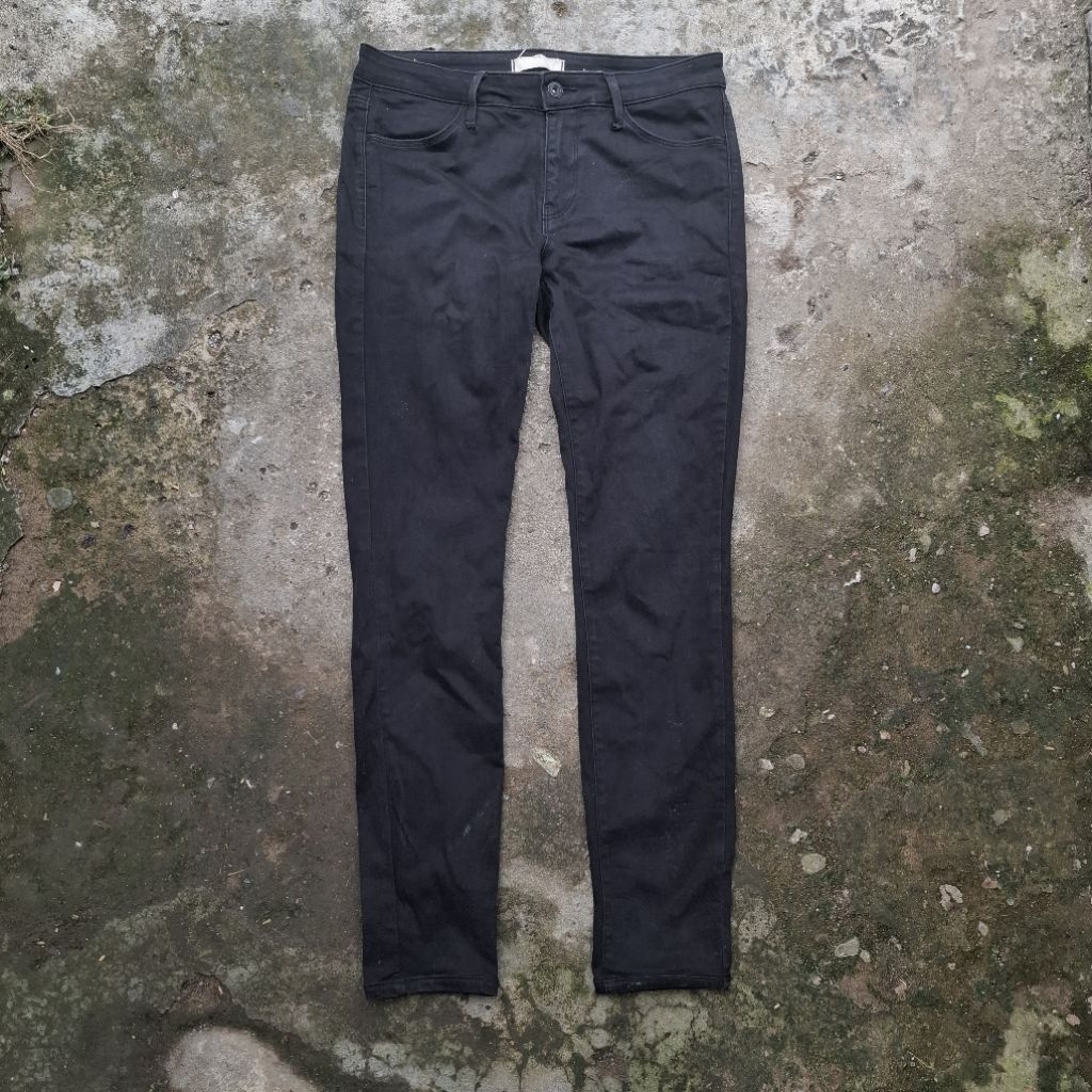JEANS CEWEK UNIQLO UJ HITAM
