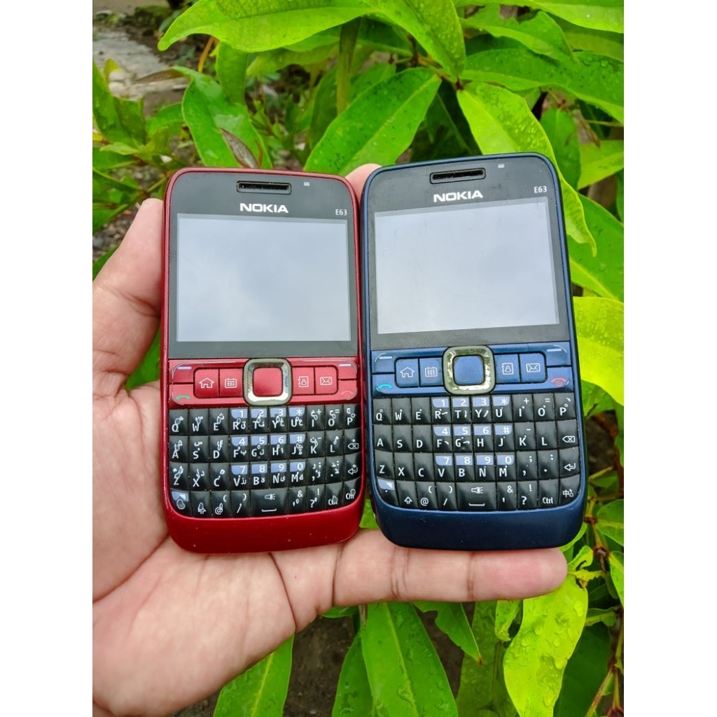 nokia E63 dapat 2, ingat gk ada batrey nya, alias tanpa batrey, bahan koleksi ya bosq, di tes nyalaa