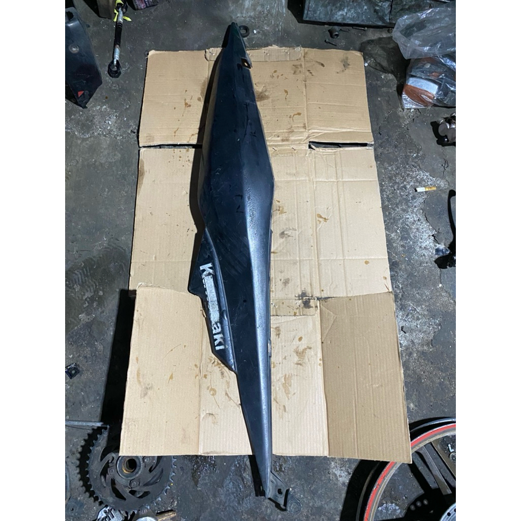 Cover body belakang sebelah kanan kawasaki zx 130 original copotan motor