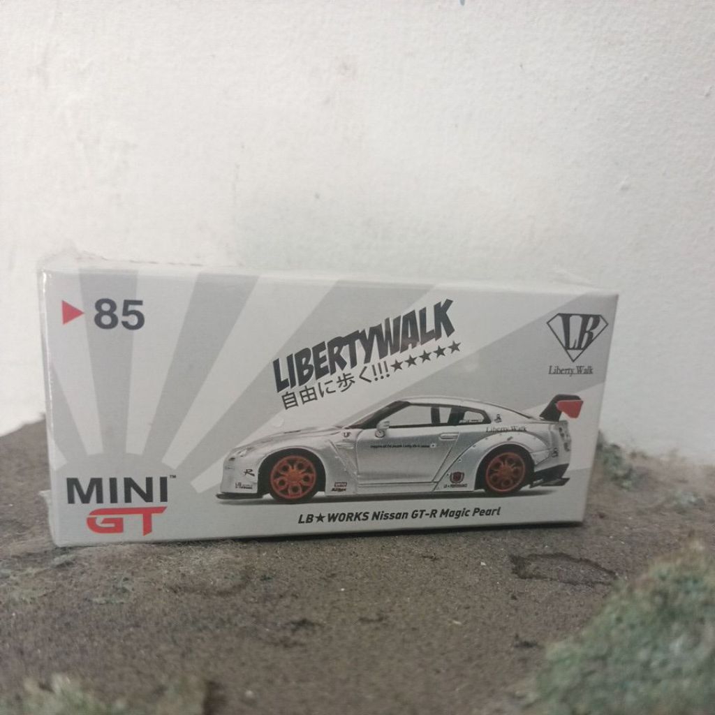Mini GT//85 LB-Works Nissan GT-R R35 Type 1, Rear Wing ver 1, Magic Pearl Taiwan Exclusive - Free Pr