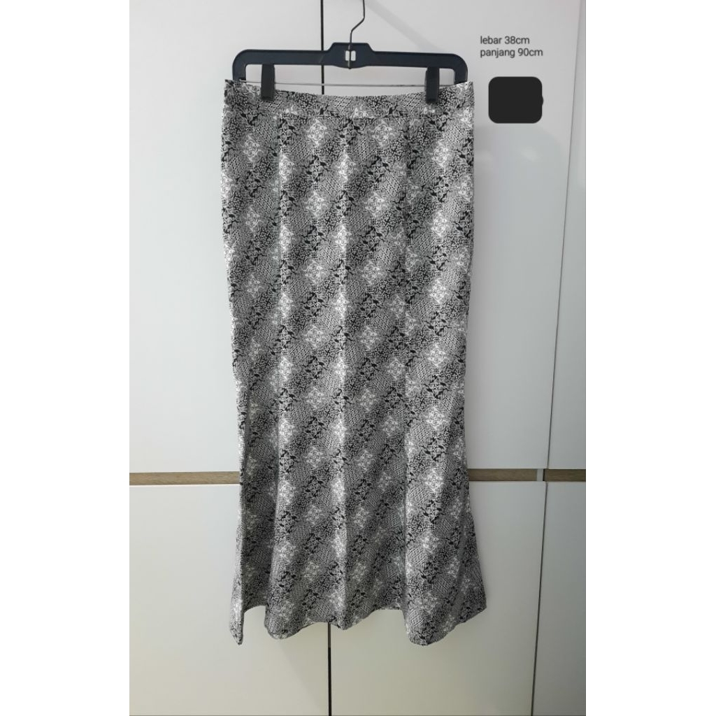 rok batik hitam putih