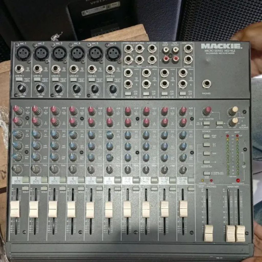 Mackie 1402 USA mixer