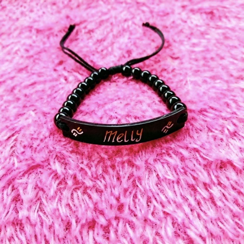 gelang akrilik butir batu hitam ukir nama & tanggal