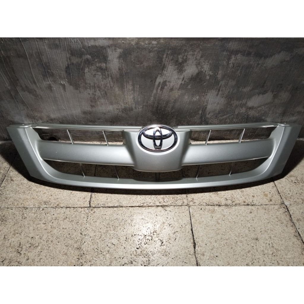 grill Toyota Innova 2004-2007 original baru