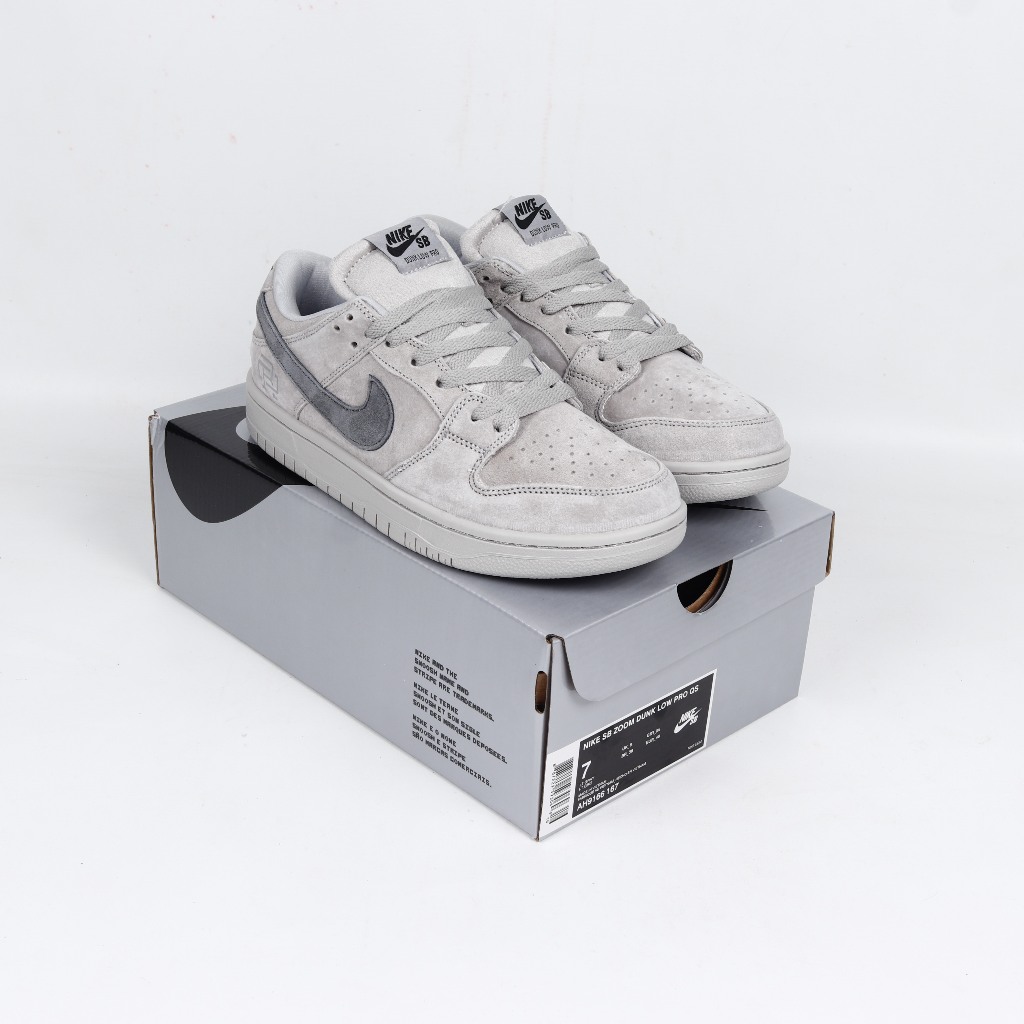 (VLTAVN) Sepatu Sneakers Reigning Champ Nike SB Low Dunk Pro Qs Grey