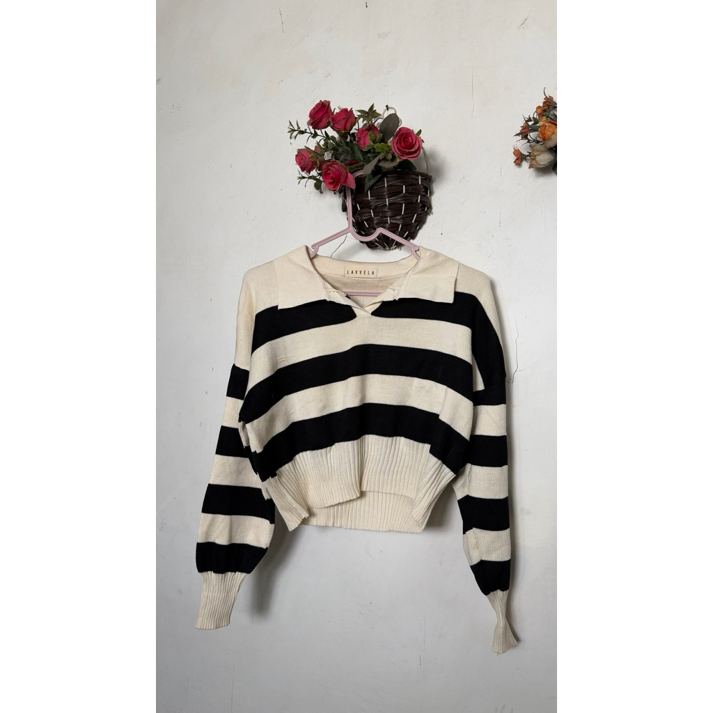 Sweater Rajut Wanita Motif Garis-Garis CROP