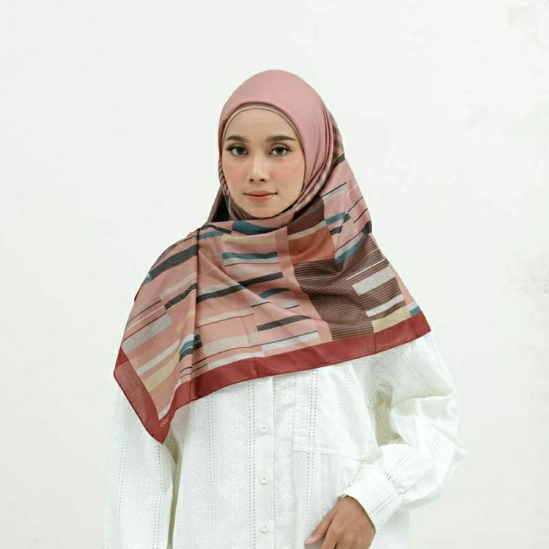 Deenay Amisha Scarf Original Warna Red Bahan Voal Ultrafine Ukuran 115x115 Hijab Kerudung Segi Empat