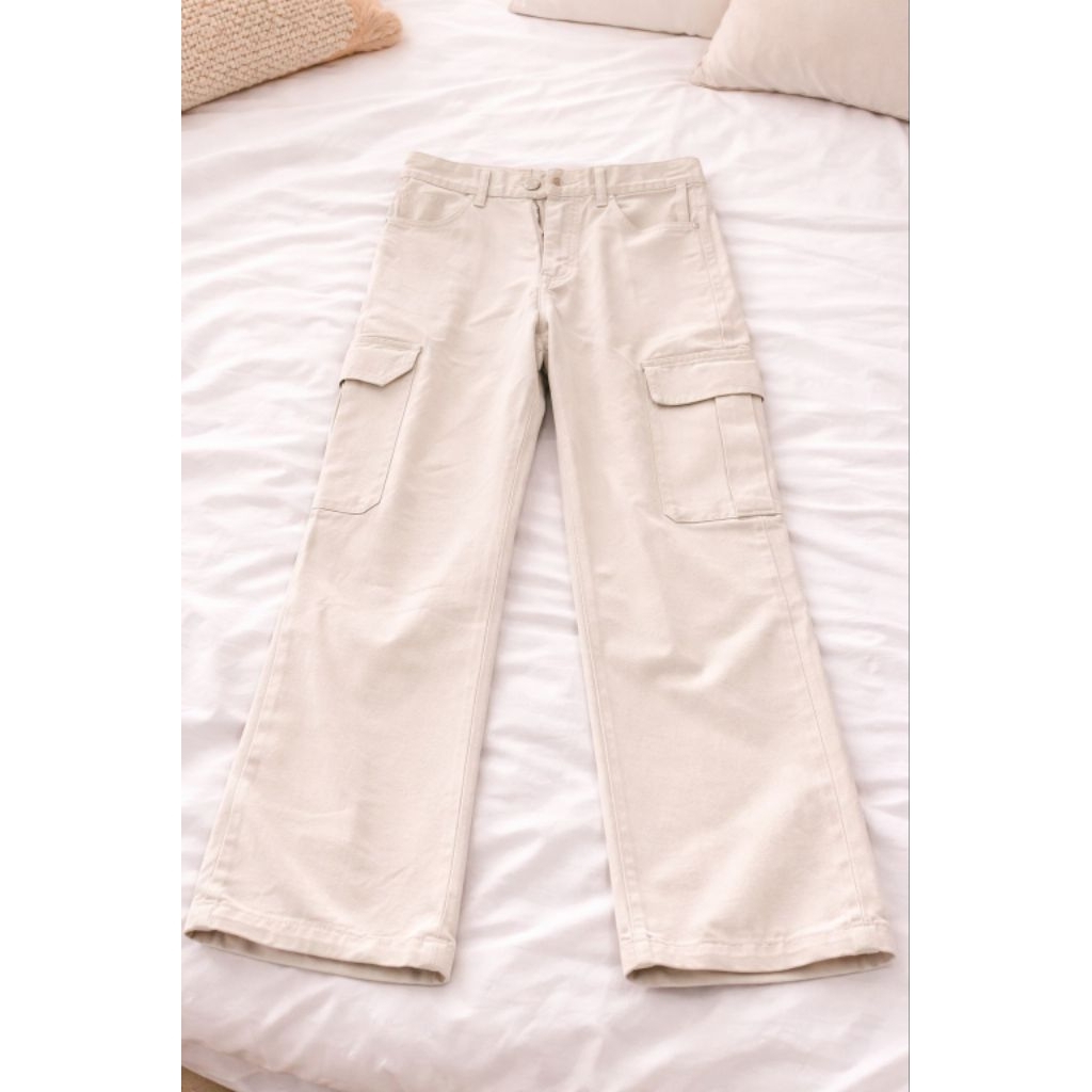 Preloved cream-colored, wide-leg cargo pants 50