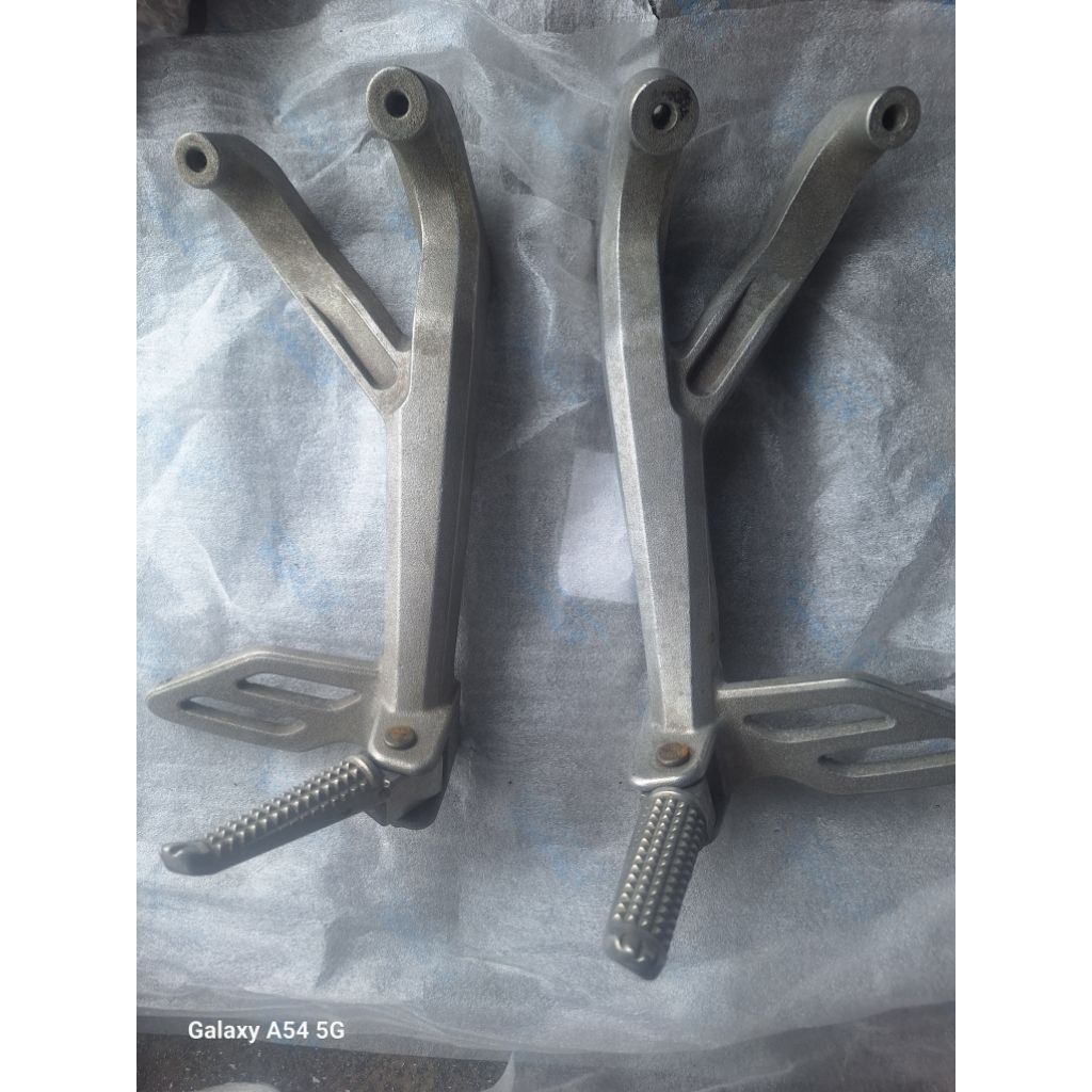 Dudukan footstep foot Step Belakang R15 V3 Bekas Original