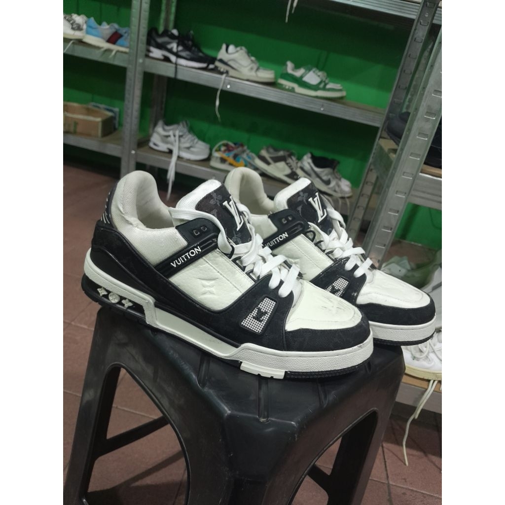 Sepatu LV Trainer Sneaker Black White Monogram Leather Sneakers Size 42 dan 43