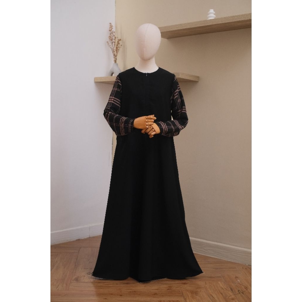 Gamis Ramadha Jetblack (Tartan Square Milo) by Al Hauraa | Gamis Syari Adem Hitam Pekat