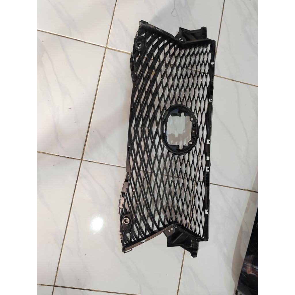 grill lexus rx300 sport bagian atas