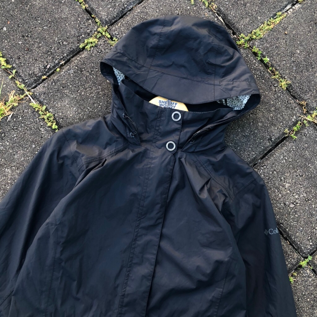 outdoor woman Columbia gorpcore waterproof preloved not arcteryx