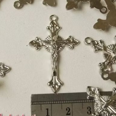 Bandul Salib Besar Bahan Rosario DIY Tinggi 4 cm Lebar 2,5 cm Tebal Logam Liontin Warna Silver Cocok