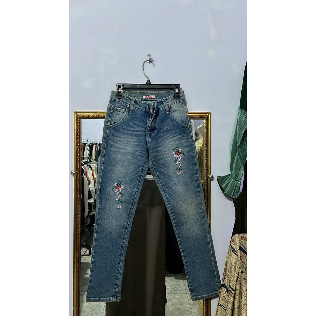 CELANA JEANS BORDIR BUNGA