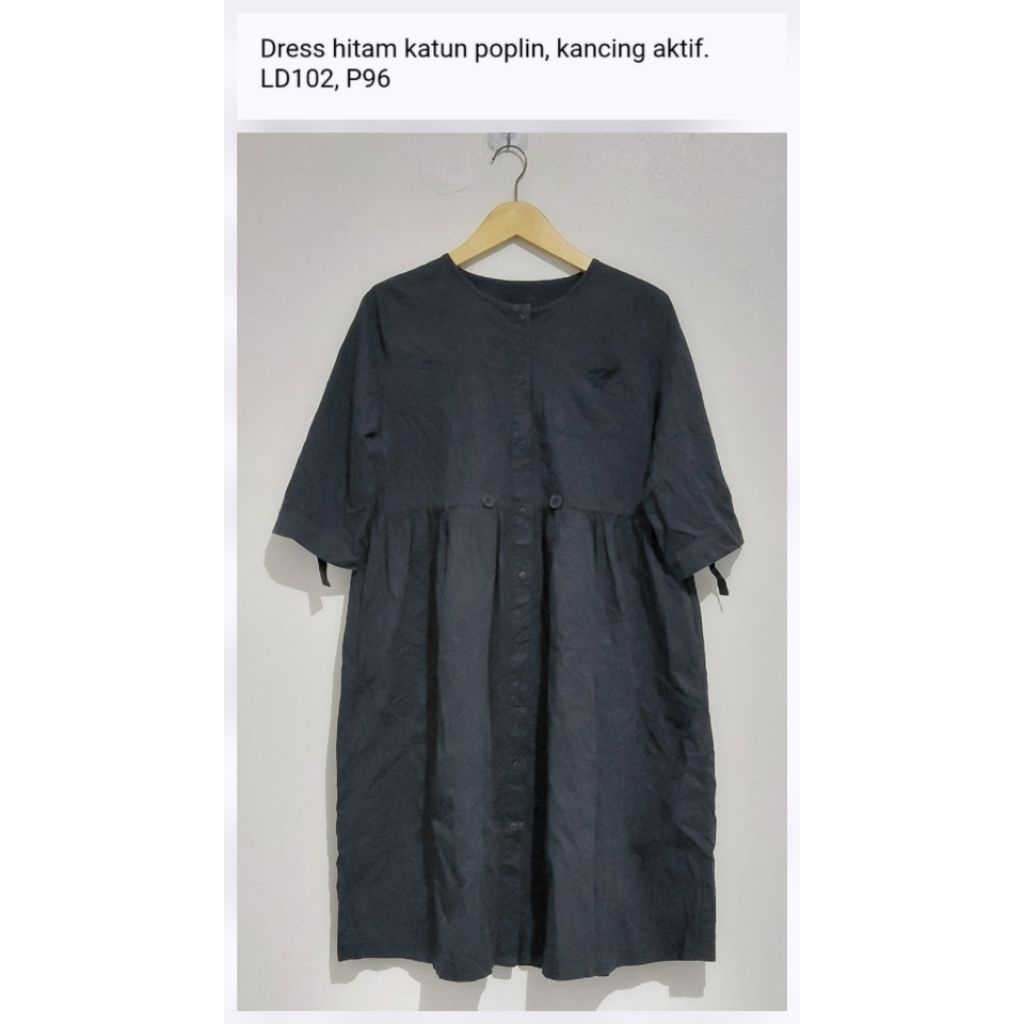 Dress hitam katun poplin, kancing aktif pernah dipakai