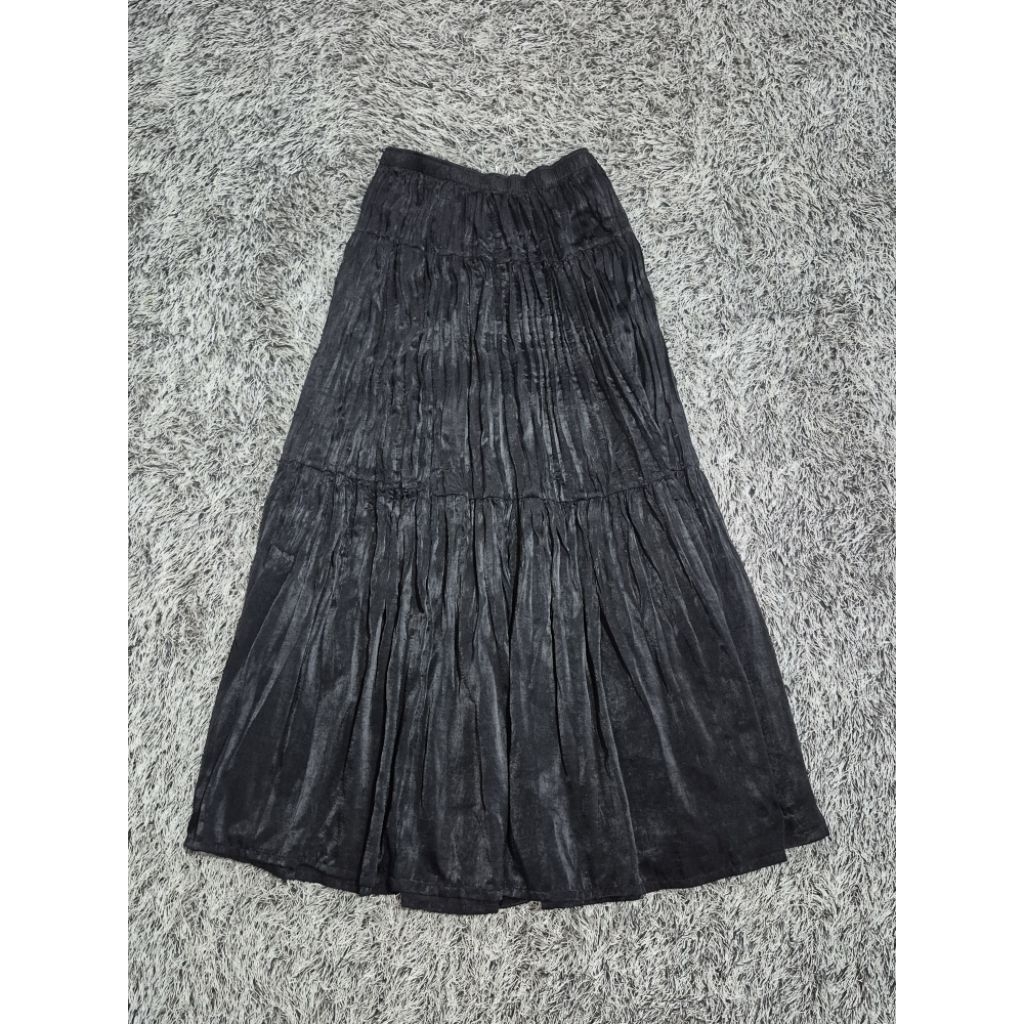 Rok plisket hitam (UNIQLO)