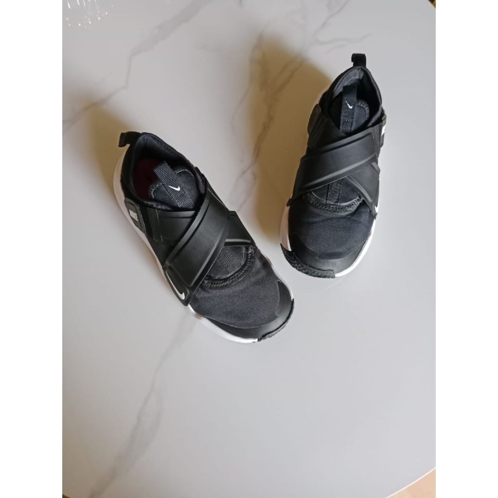 Sepatu Anak Nike Flex Advance Size 33,5 Insole 21 cm Warna Hitam Velcro Untuk Sekolah Preloved