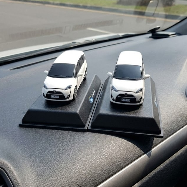 (Toyota Sienta) Skala 1 : 45 Resin Crystal 13x8cm Pajangan Interior Miniatur Mobil