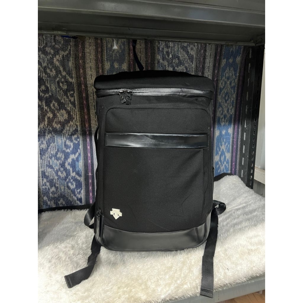 DESCENTE BACKPACK SLOT LAPTOP HITAM