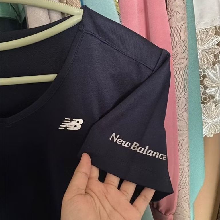 Atasan Wanita - Kaos New Balan*ce (NB) Preloved Mulus