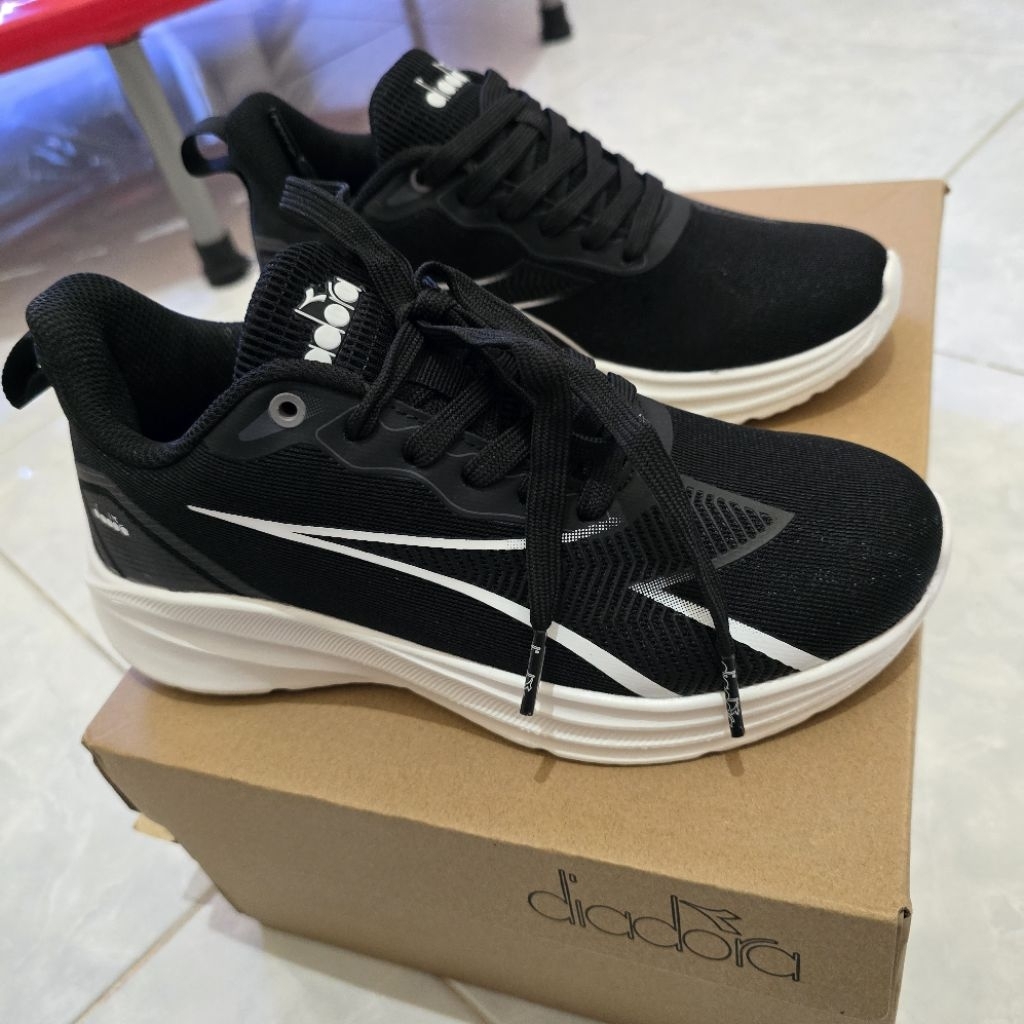 Sepatu olahraga /sepatu sekolah / running shoes laki laki Diadora Pizen warna Hitam