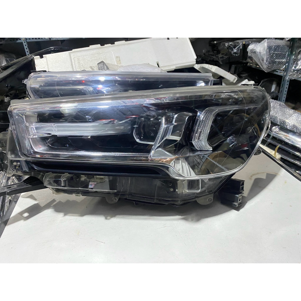 Headlamp lampu depan hilux type V 2022 2023 2024 original