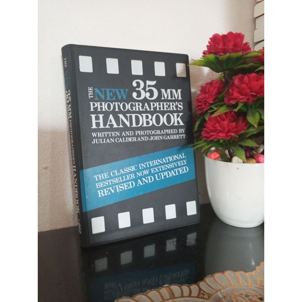 ORIGINAL BUKU IMPORT - THE NEW 35 MM PHOTOGRAPHER'S HANDBOOK by Julian Calder