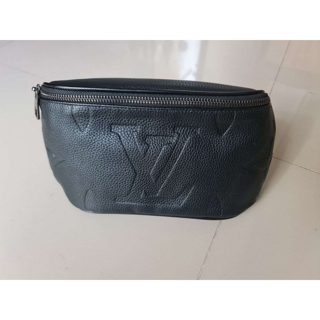 128. Tas Waist Bag Pria LV Black Size : 23cm x 9cm × 13cm LIKE NEW Kulit Asli Made in China Import Q