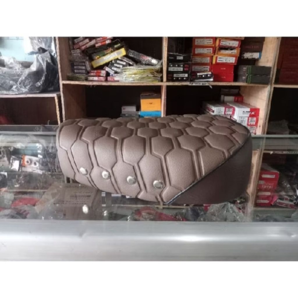 JOK MOTOR HONDA C70 C50 PISPOT DEPAN SAJA COKLAT MOTIF