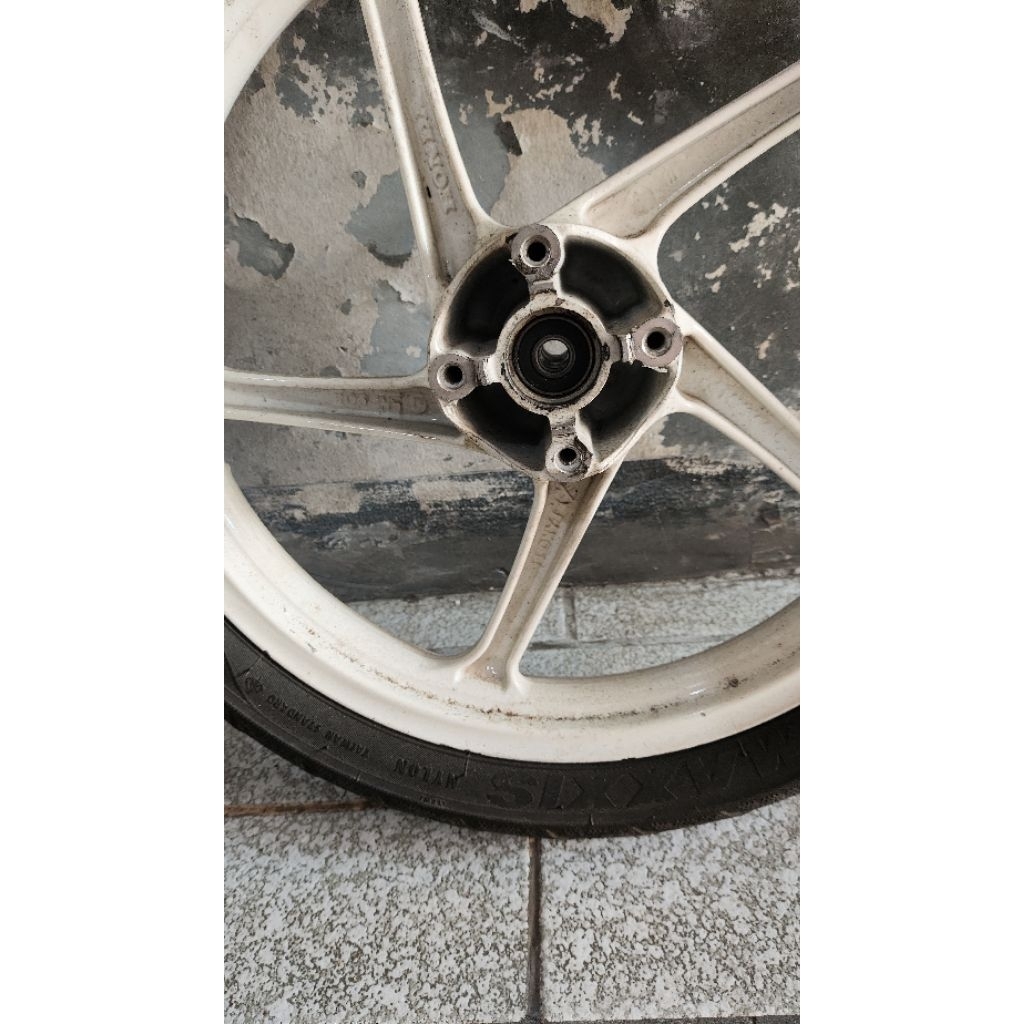 barang bekasBan & Velg Motor honda Depan dan Belakang ring 14 bekas Scoopy