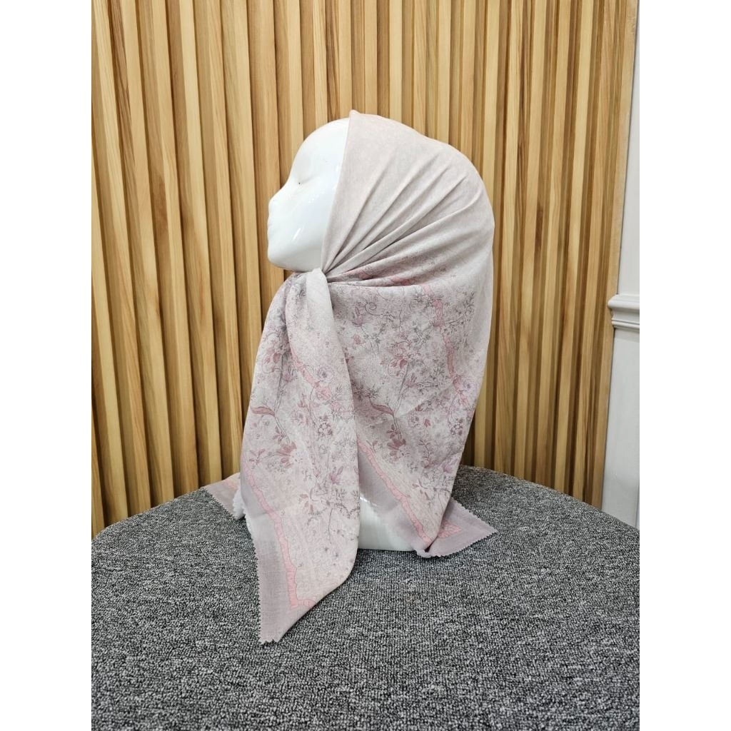 HIJAB SEGI EMPAT VOAL MOTIF BUNGA BW PINK