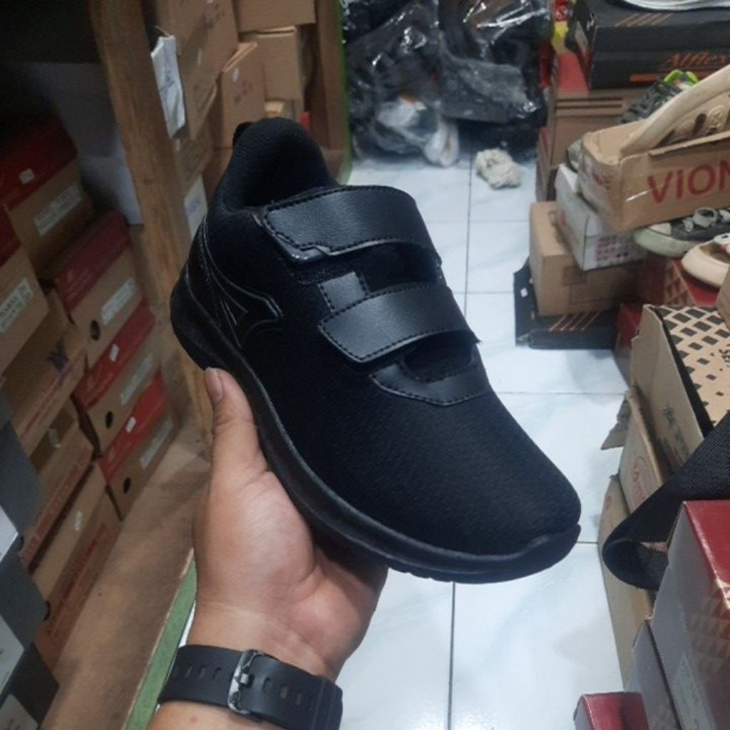 Sepatu sekolah ardiles