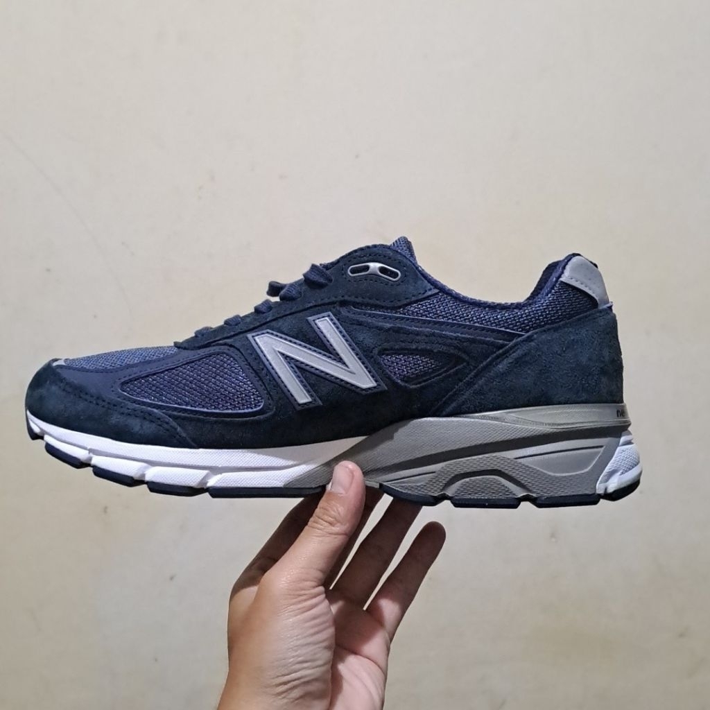 New Balance 990v4