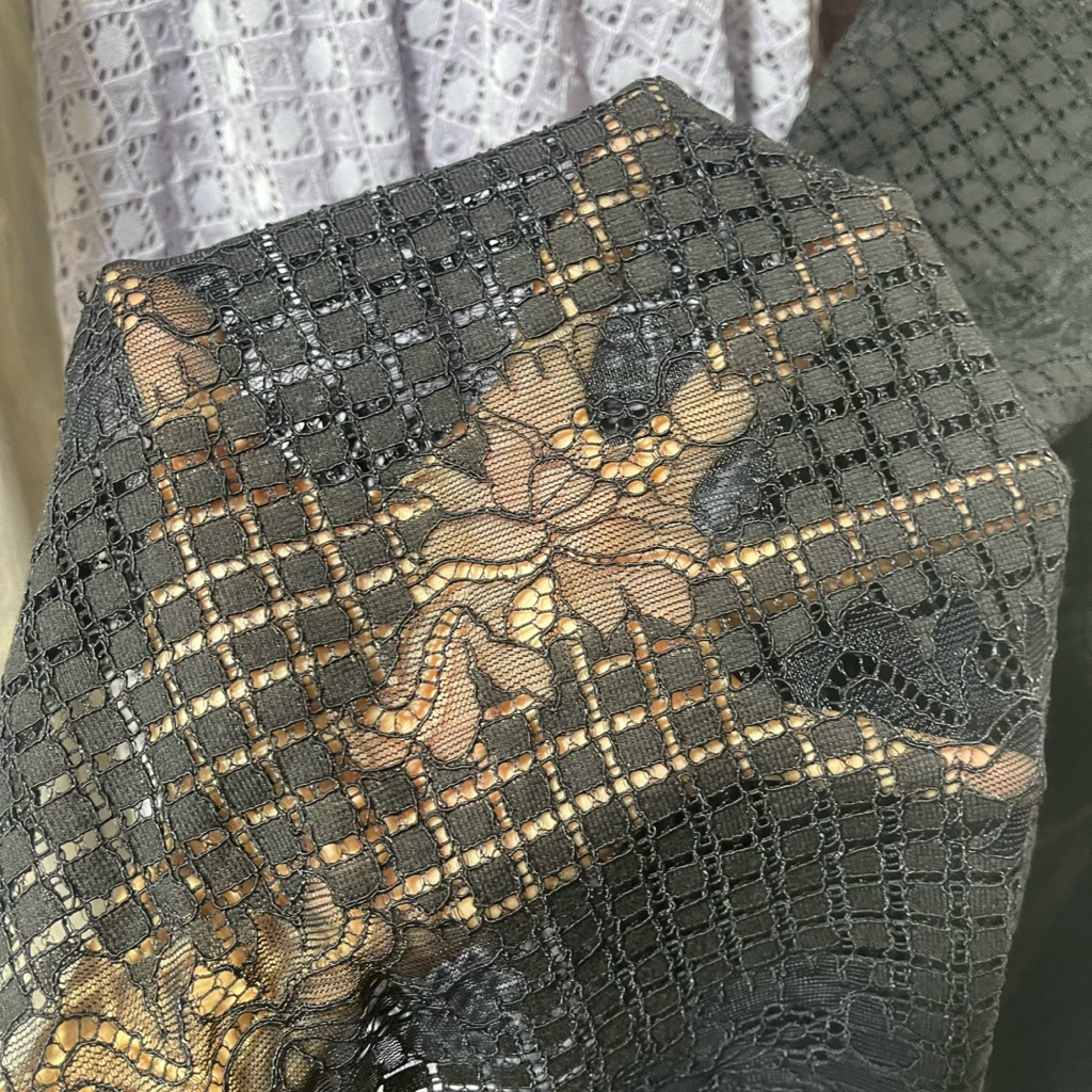 kain brokat motif - kain brokat motif bunga premium - kain brokat semi prada - warna hitam yg