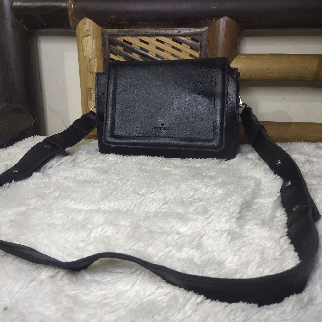 PL tas selempang wanita kulit tebal warna hitam judith