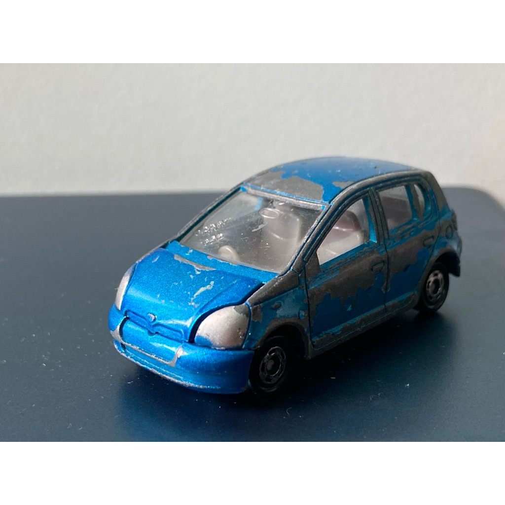 Diecast miniatur mobil tomica toyota yaris vitz gen 1 no 110 loose as is