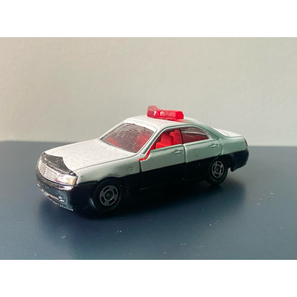 Miniatur diecast mobil tomica nissan cedric polisi police 1999 no 87