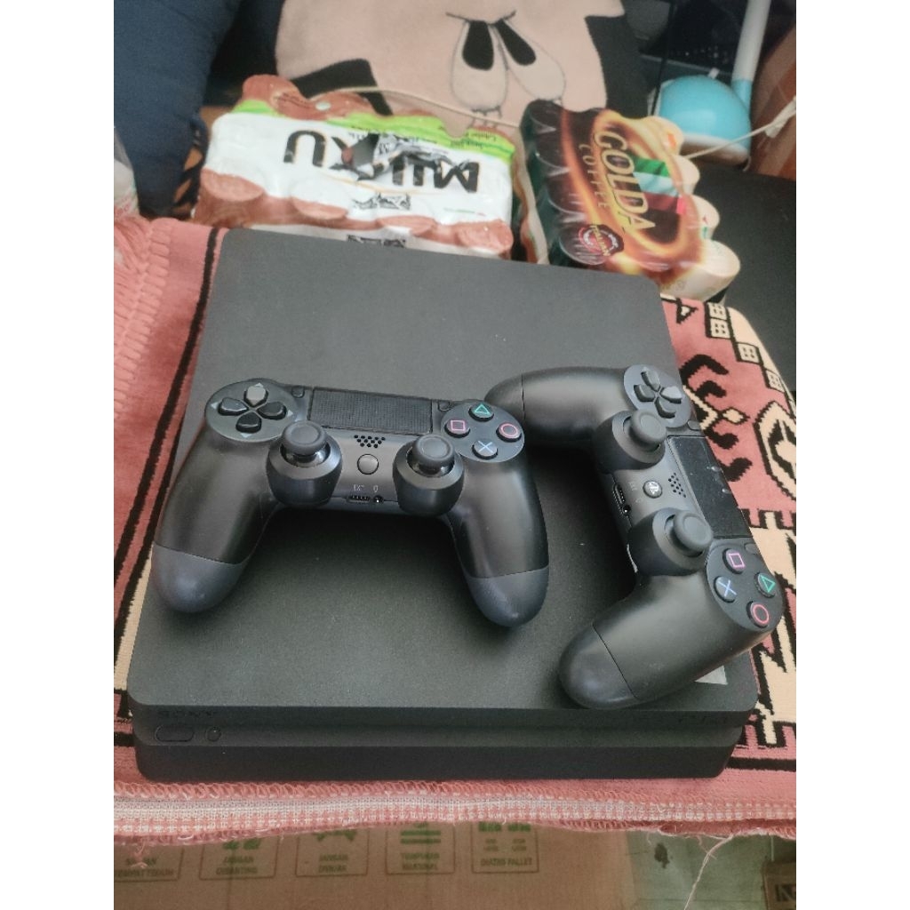 Preeloved PS4 Slim seri 22 hen 500 gb